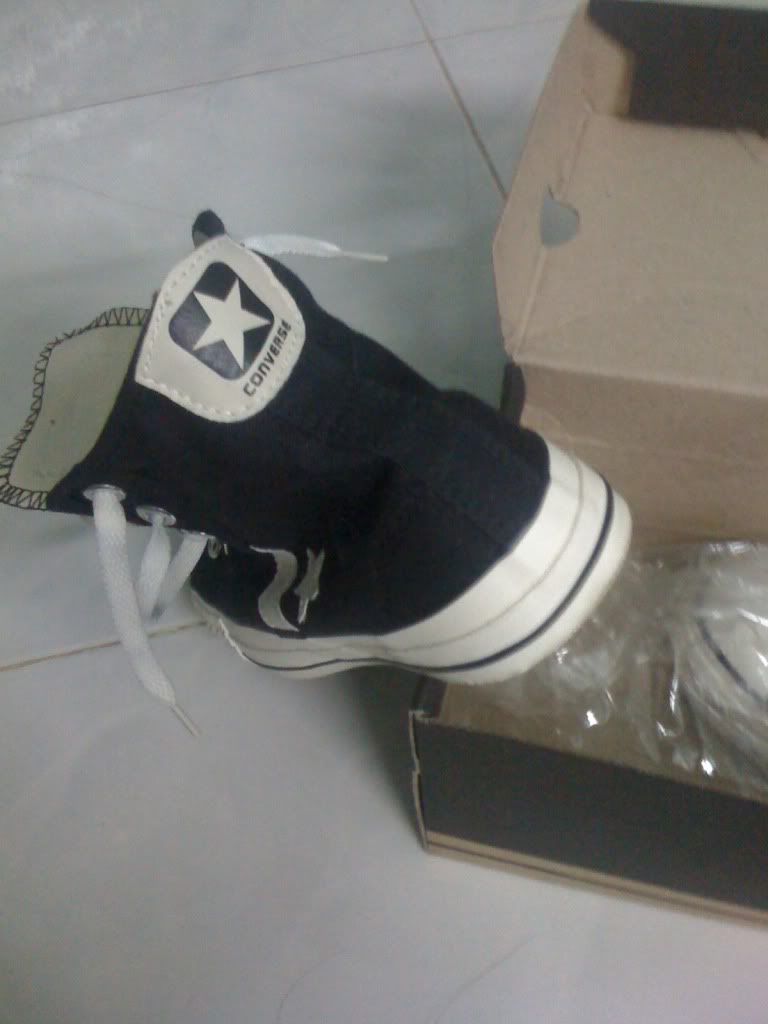 mình có đôi converse ,giúp mình fân biệt đi các bạn... - 1