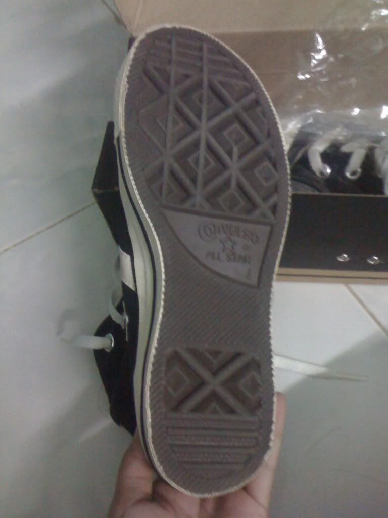 mình có đôi converse ,giúp mình fân biệt đi các bạn...