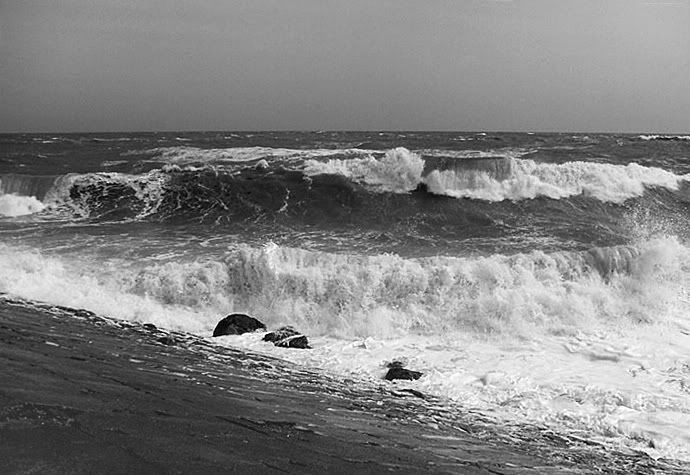 howth_waves1bw.jpg