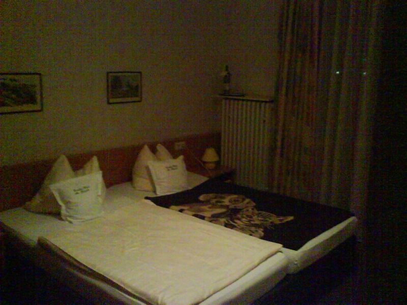 DSC00118.jpg Hotel room image by Faxomat