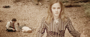 i250.photobucket.com/albums/gg274/xLuffin_deppx/Harry%20P%20x/Harry%20Potter%20GIF/Harry-Potter-7-GIF.gif