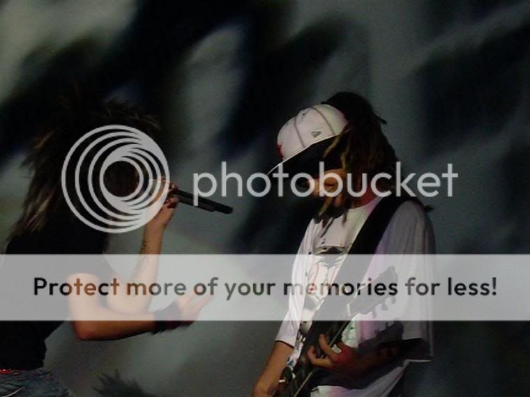 http://i250.photobucket.com/albums/gg256/tokiohotelbalcan/Live%20on%20Stage/2008/1000%20Tours/European%20Tour/Brussels%20Mar%203%202008/by%20Goldy_48/350nmrn.jpg