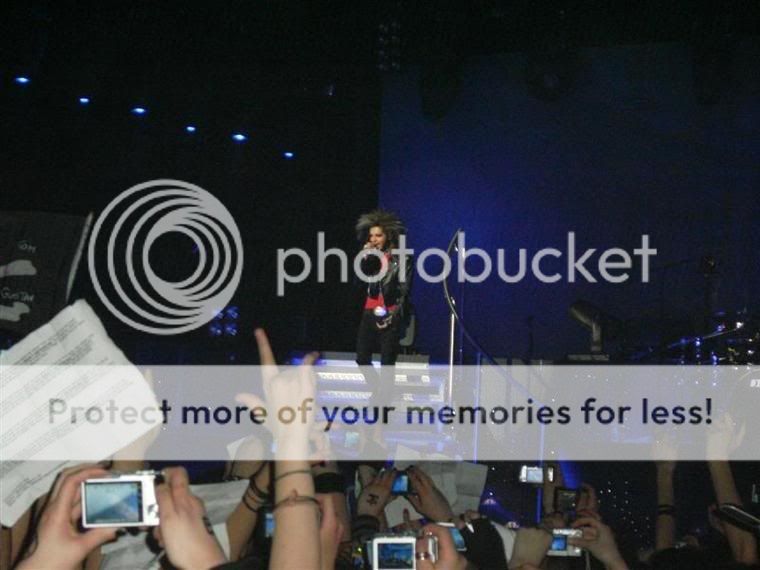 http://i250.photobucket.com/albums/gg256/tokiohotelbalcan/Live%20on%20Stage/2008/1000%20Tours/European%20Tour/Brussels%20Mar%203%202008/by%20Goldy_48/aau7nq.jpg